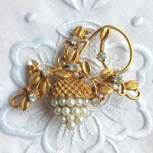 Rare, hard to find Vintage goldtone seed pearl acorn leaves  brooch